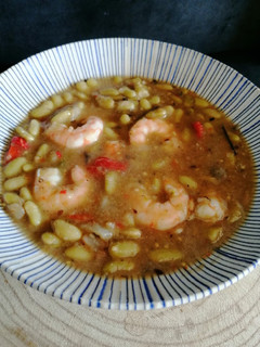 Una foto de Verdinas con verduras y langostinos