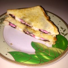 A picture of Mashmallow sandwich.