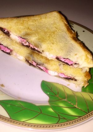 A picture of Mashmallow sandwich.