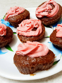 ચોકલેટ કપ કેક (Chocolate cupcakes recipe in Gujarati) રેસીપી મુખ્ય ફોટો