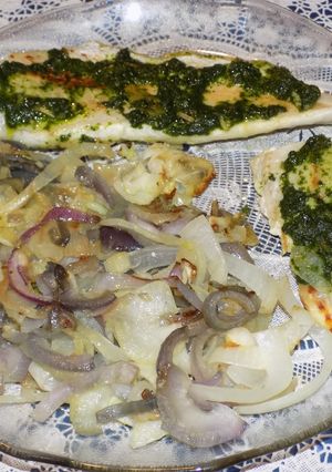 Una foto de Filet de merluza a la plancha con pesto de espinacas y cebollas