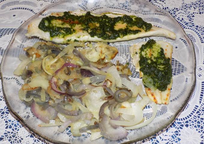 Filet de merluza a la plancha con pesto de espinacas y cebollas Receta de La profe Luisa- Cookpad
