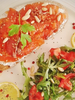 Foto principal de Pan payés ibicenco con salmón marinado