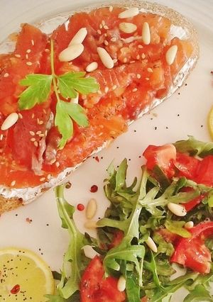 Foto principal de Pan payés ibicenco con salmón marinado