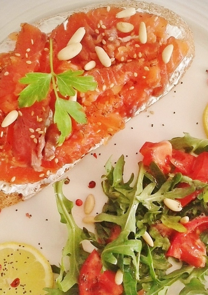 Una foto de Pan payés ibicenco con salmón marinado