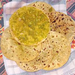 A picture of Matar ke parathe.