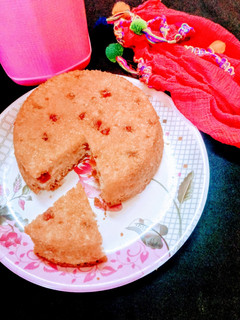 सूजी का टूटी फ्रूटी केक (Suji Ka Tutti fruity Cake recipe In Hindi) रेसिपी मुख्य फोटो