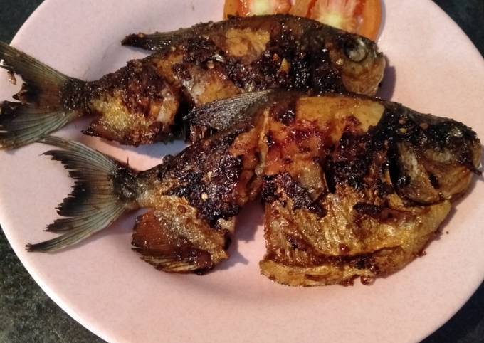 Resep Ikan Bawal Bakar Bumbu Pedas Oleh Raden Ajeng - Cookpad