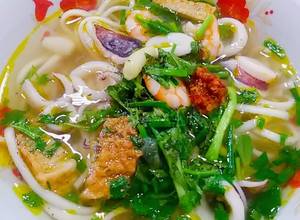 Hình của món Bánh canh tôm, mực và chả cá.