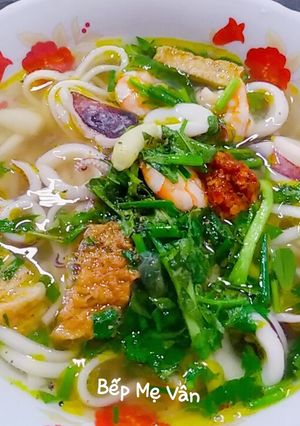 Hình của món Bánh canh tôm, mực và chả cá.