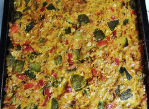 Una foto de Soufflé de zapallitos y zanahoria acompañado con ensalada