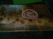 Una foto de pan relleno de salame