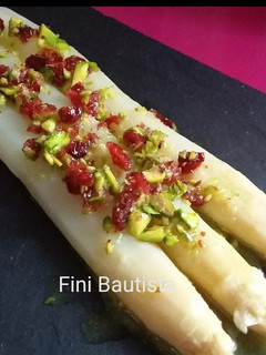 Una foto de Espárragos a la vinagreta con arándanos y pistachos