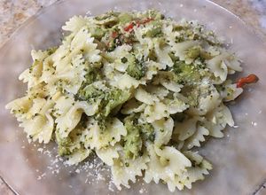 Una foto de Farfalle salteado con brócoli