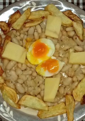 Una foto de Porotos + papas + huevos╏♡╏🥔🥚