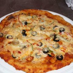 A picture of Chicken tikka pizza without oven.
