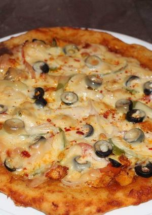 A picture of Chicken tikka pizza without oven.