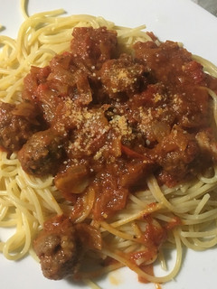 Una foto de Fideos con Salsa de tomate con albóndigas
