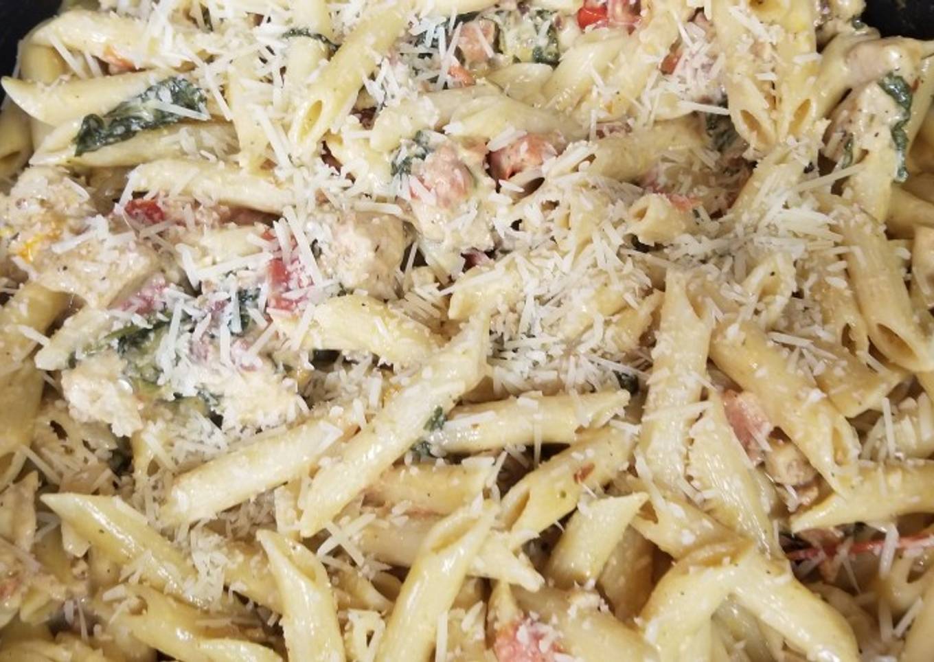 Chicken Bacon Pasta Spinach and Tomatos in garlic cream sauce