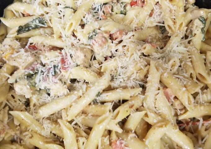 Steps to Prepare Ultimate Chicken Bacon Pasta Spinach and Tomatos in garlic cream sauce
