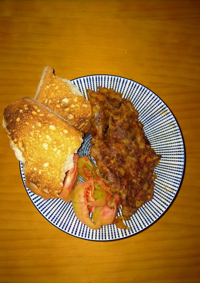 Una foto de Tortilla francesa con pisto de verduras, tomate y pan
