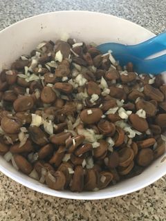 Una foto de Ensalada de habas y cebolla