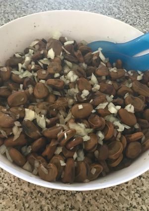 Una foto de Ensalada de habas y cebolla