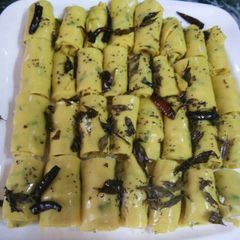 A picture of Khandvi.