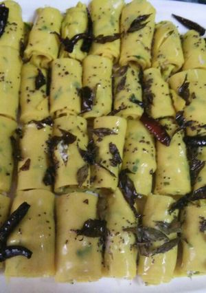 A picture of Khandvi.