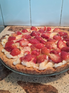 Una foto de Tarta de frutillas con crema de limón
