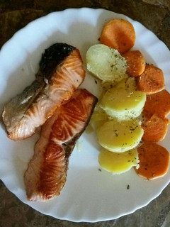 Una foto de Salmón a la plancha con papas y boniato cocido