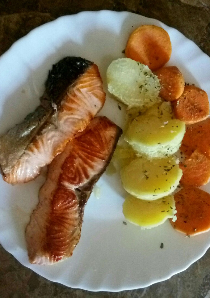 Una foto de Salmón a la plancha con papas y boniato cocido
