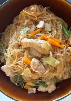 Una foto de Pancit Bihon (noodles)