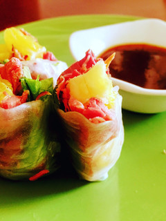 Una foto de Rollitos vietnamitas de pato y naranja con salsa de soja a la naranja