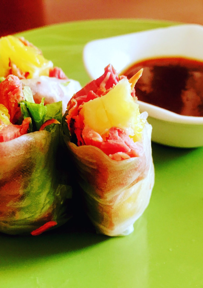 Una foto de Rollitos vietnamitas de pato y naranja con salsa de soja a la naranja