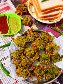 पालक प्याज़ के क्रिस्पी भजिये (palak pyaz ke crispy bhajiye recipe in Hindi) रेसिपी मुख्य फोटो