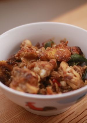 A picture of Kam Heong Chicken (Fragrant Chicken).