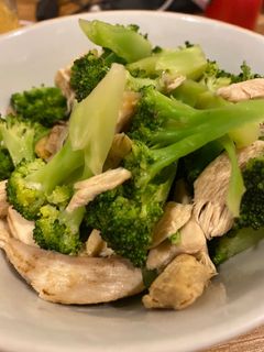 Hình của món Súp lơ xào thịt gà eatclean.