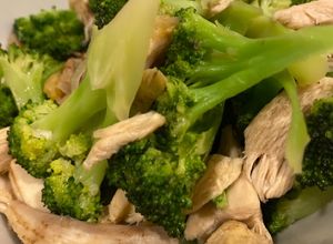 Hình của món Súp lơ xào thịt gà eatclean.