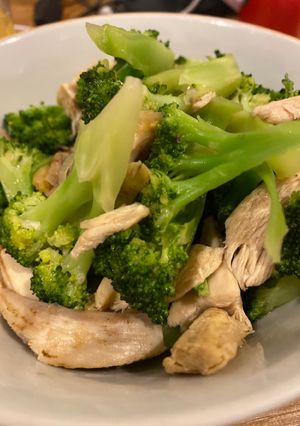 Hình của món Súp lơ xào thịt gà eatclean.