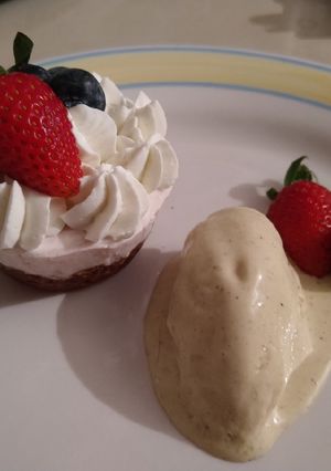 Una foto de Beso navideño con helado de pistaches y nuez moscada