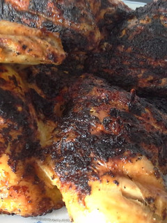 Una foto de Pollo adobado a la brasa,con aderezo de mostaza de dijon