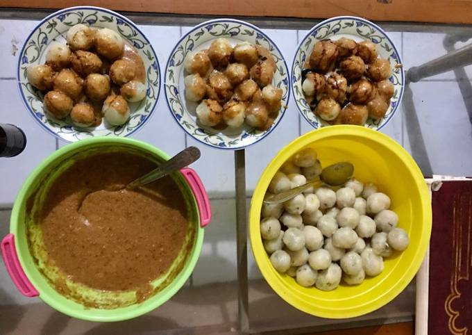 27. Cilok bumbu kacang