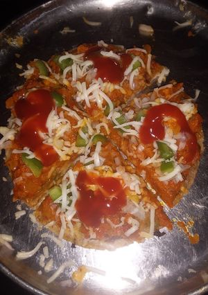 ભાખરી પીઝા (Bhakhri Pizza Recipe In Gujarati) રેસીપી મુખ્ય ફોટો