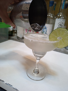 A picture of Cóctel: Margarita con mezcal.