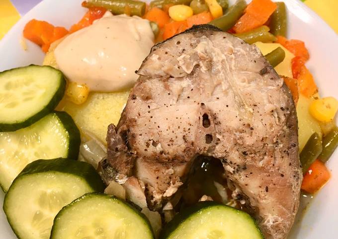 Тунец с овощами на пару