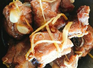 Hình của món Sườn non xào gừng.