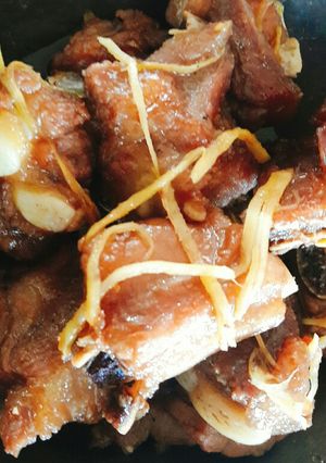 Hình của món Sườn non xào gừng.