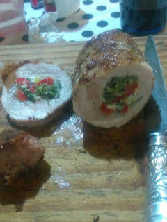 Una foto de Asado a la parrilla de matambre de chancho arrollado al roquefor