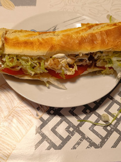Una foto de Baguette vegetal de pollo